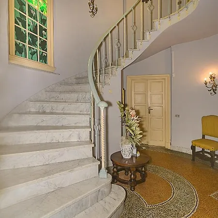 Poseidon مارينا دي بييتراسانْت